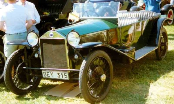 Моделът, може би най-представителният за гения на Винченцо Ланча , е показан на автомобилното изложение в Париж през 1922 г.  И запомнен дори днес като един от тези, способни да променят дизайна: Lancia Lambda. Колата дебютира на пазара през 1923 г., утвърждавайки се със своите иновативни технически решения, съчетани с елегантност. Това е първата кола без конвенционалното надлъжно шаси и първоначално оборудвана с компактен 2120 кубика двигател отпред, произвеждащ 49 к.с. 

Мощността се изпраща към задните колела чрез задвижващ вал, разположен в тунел, минаващ надлъжно под купето. В допълнение към носещата каросерия - Lambda дебютира с независимо предно окачване , което е определено по-ефективно от твърдата ос при поглъщане на неравности по пътя. 
